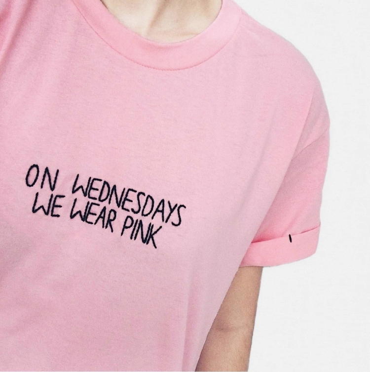 Розовая футболка тренд 2022