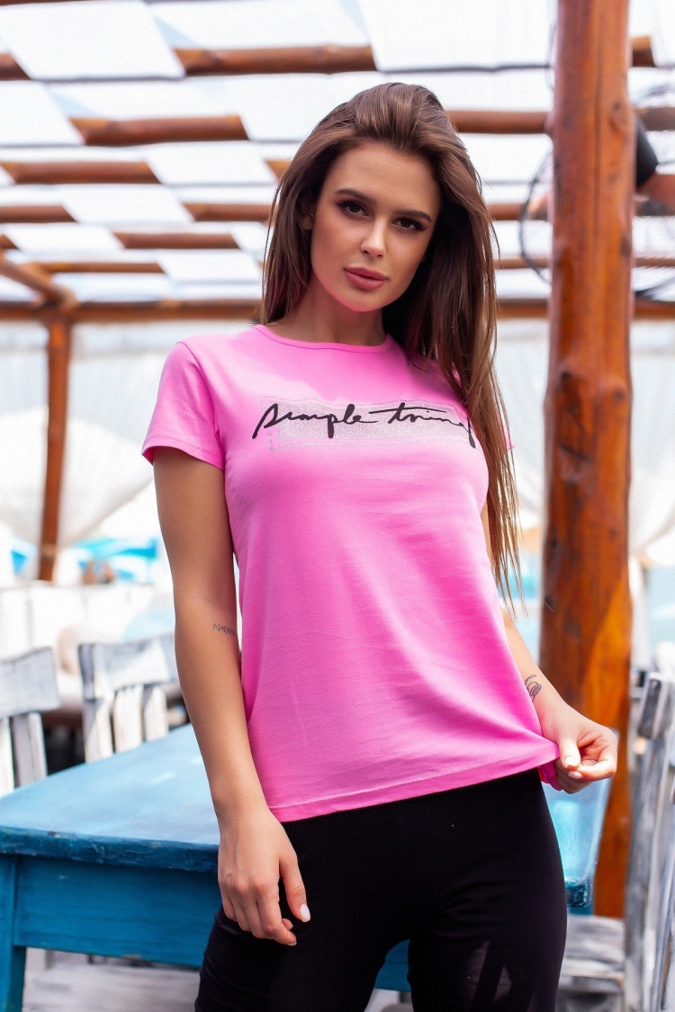 Розовая футболка с черным рисунком