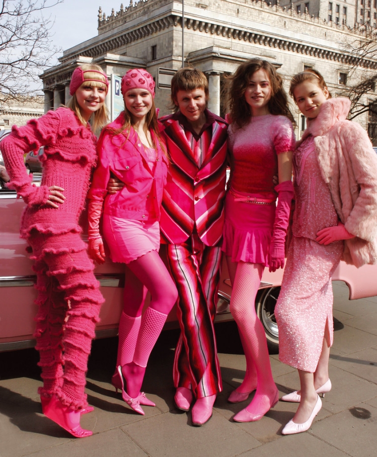 Резиновый розовый костюм на девушке