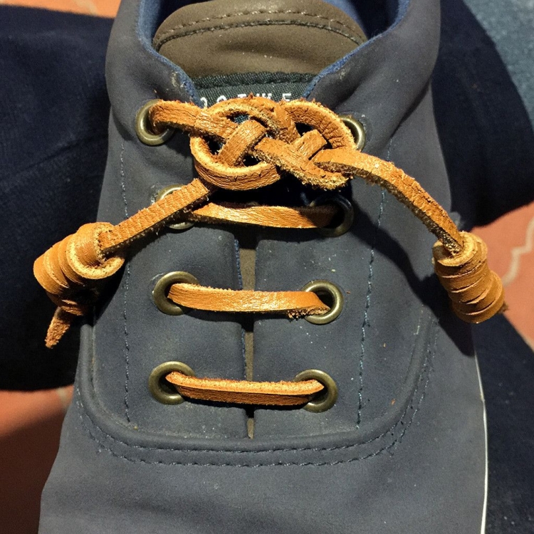 Красивый узел на шнурках обуви
