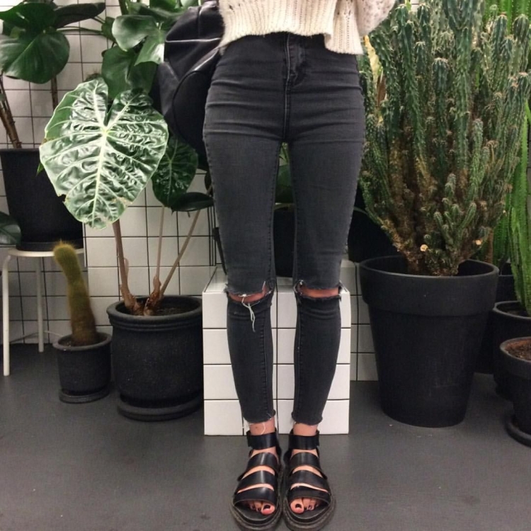 Чёрные джинсы с дырками женские