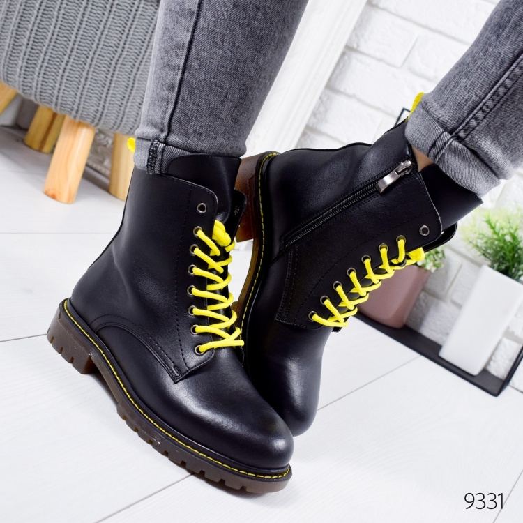 Ботинки Бетси с желтыми шнурками