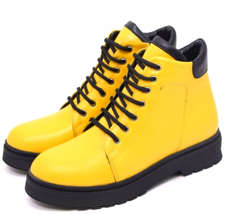 Ботинки Мартинс черные с желтыми шнурками