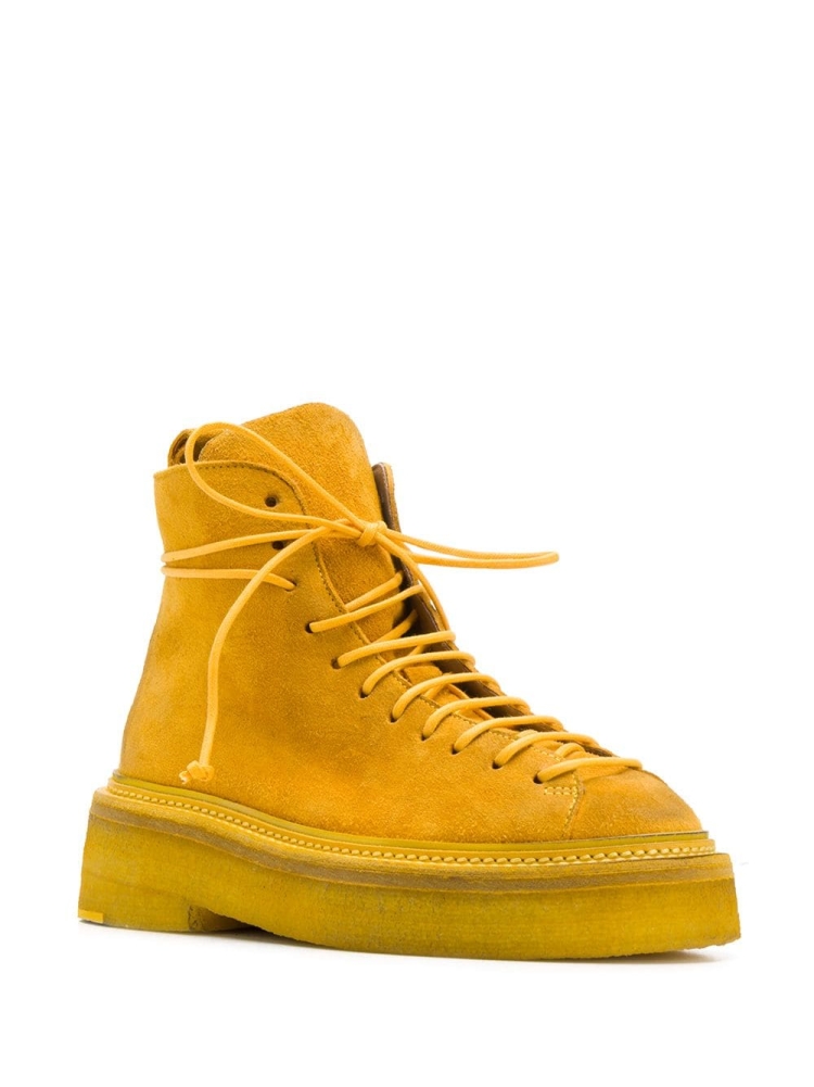 Обувь с желтыми шнурками