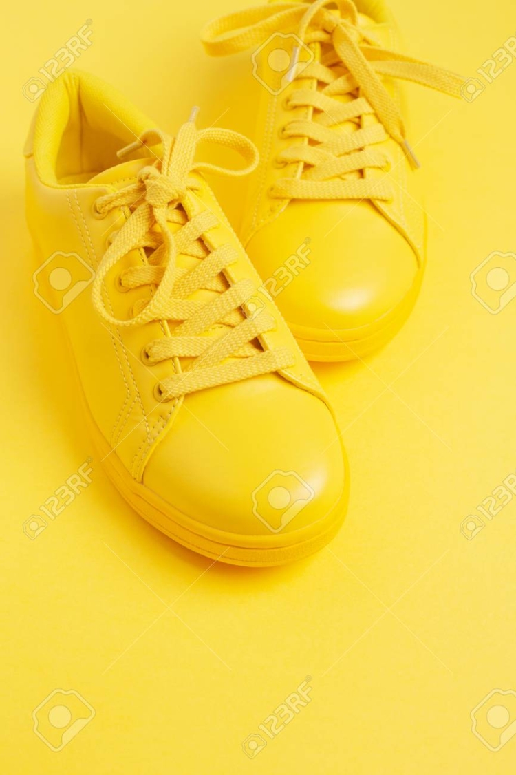Dr Martens с желтыми шнурками