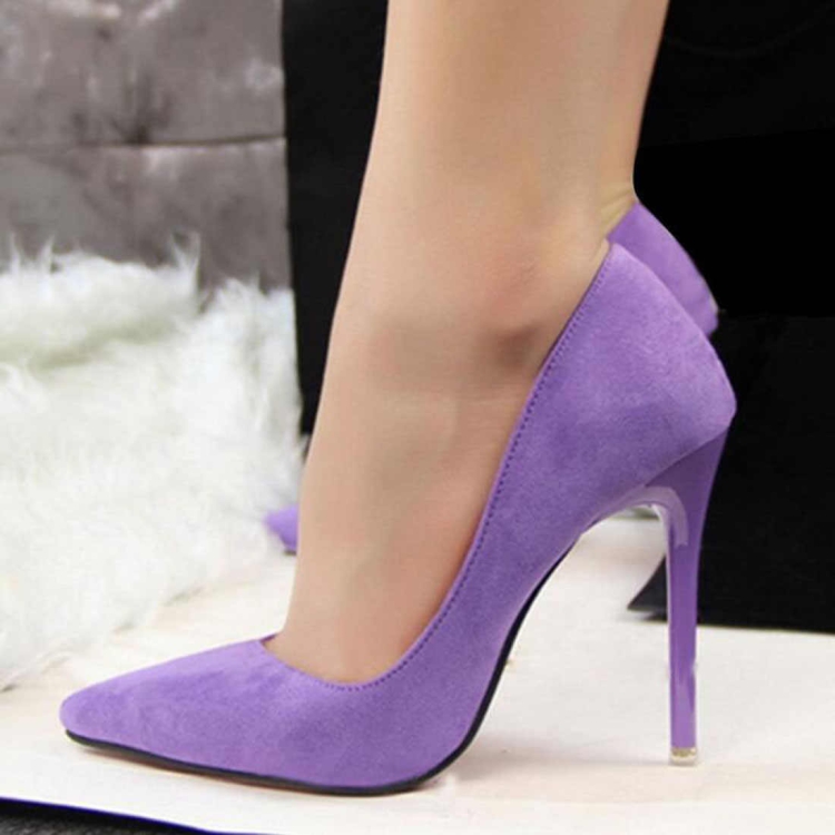 Фиолетовая туфелька на Светлом фоне