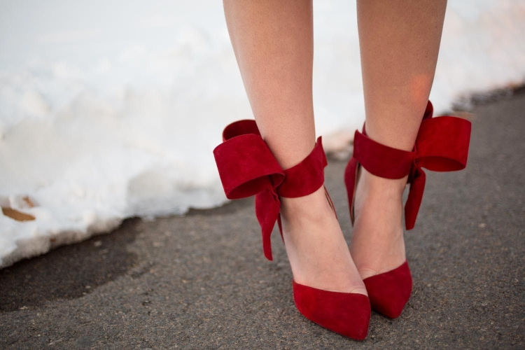 Красные туфли с бантом