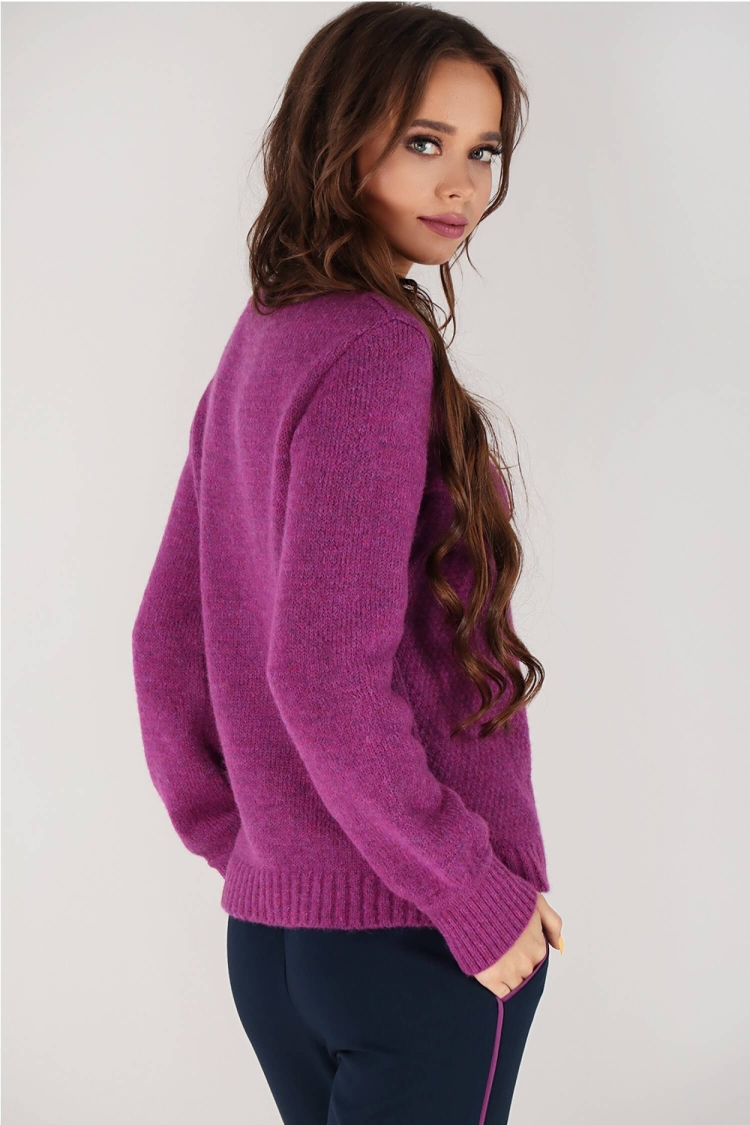Фиолетовый свитер с горлом