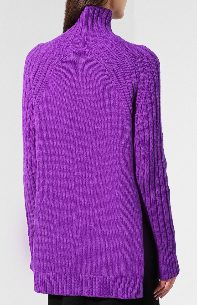 Фиолетовый свитер с горлом