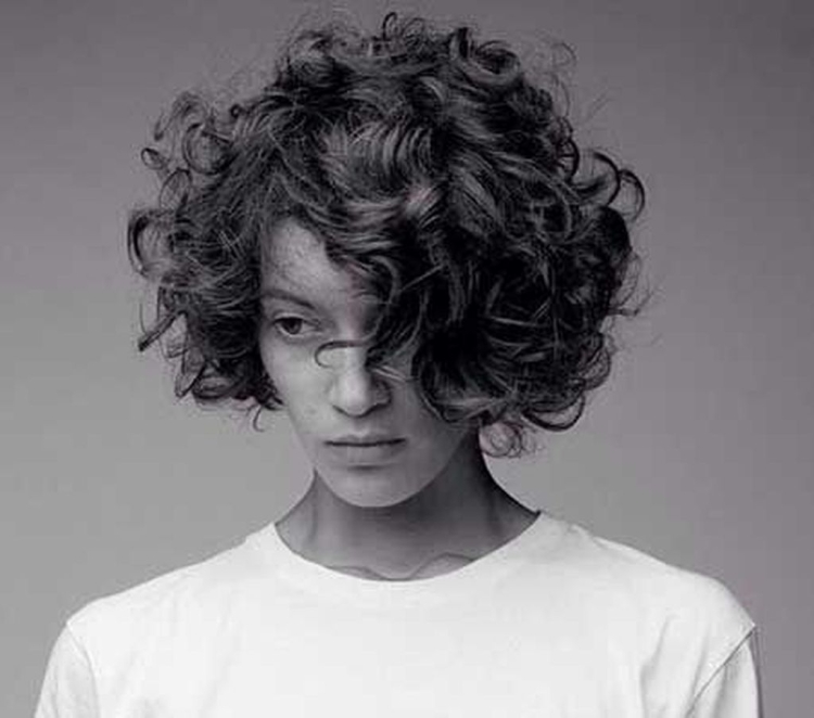 Curly Bob модель