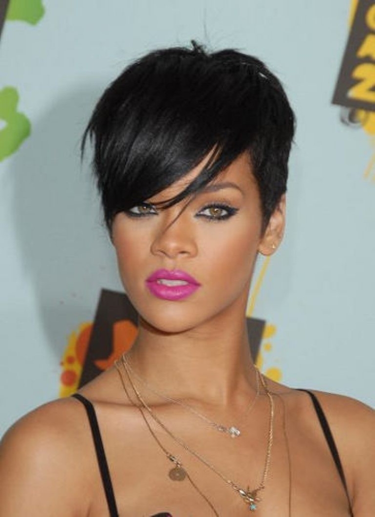 Rihanna с короткой стрижкой