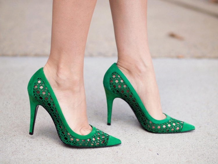 Зеленое платье высокие каблуки