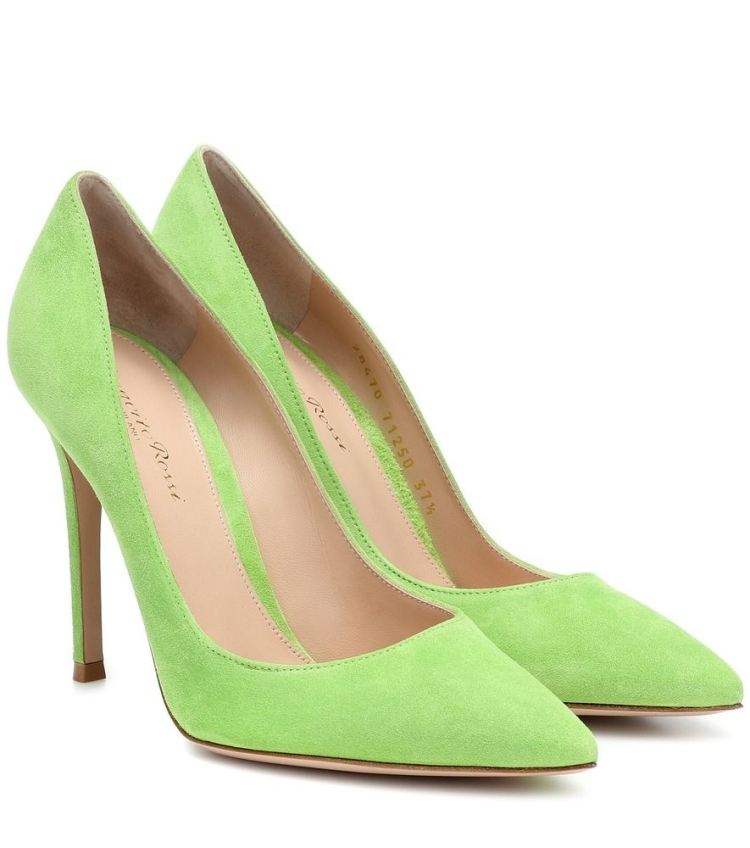 Зеленые туфли нога на ногу