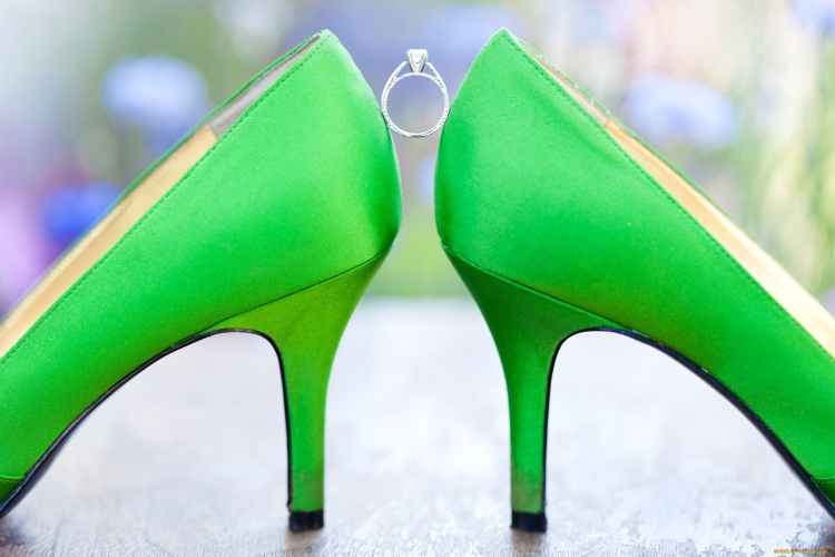 Красивые зеленые туфли
