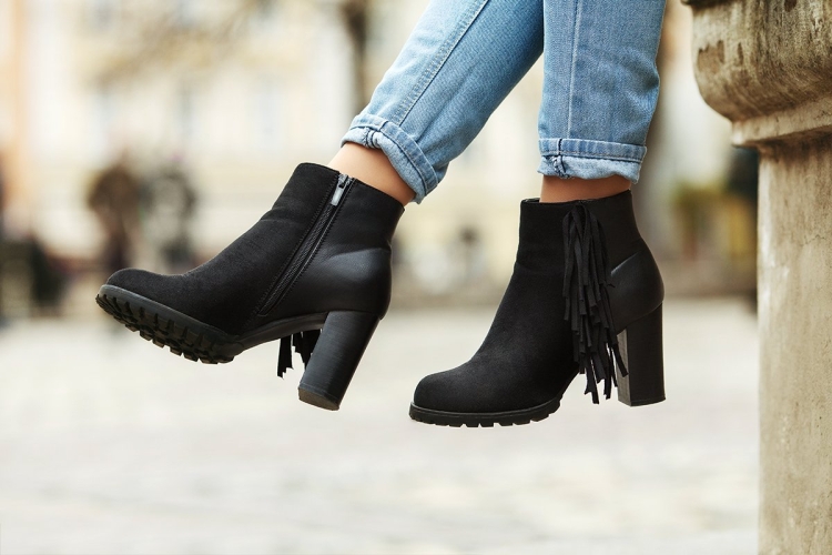 Девушка в черных ботинках
