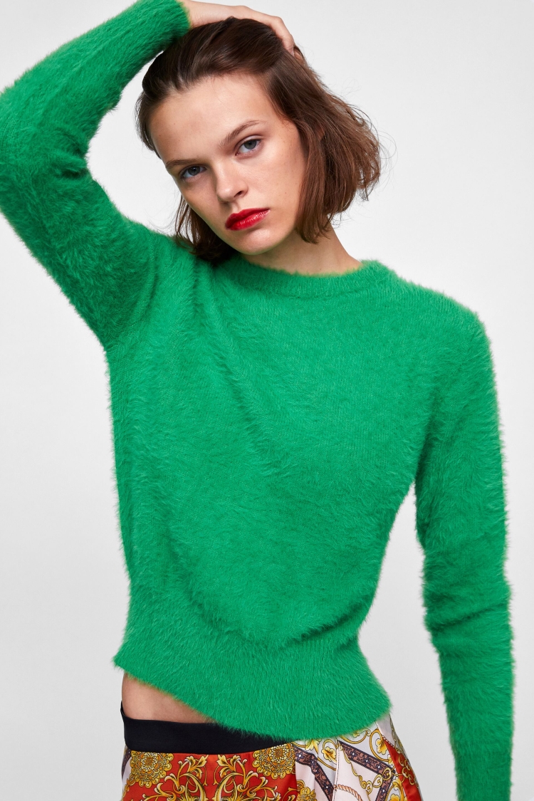Ярко зеленый свитер образ