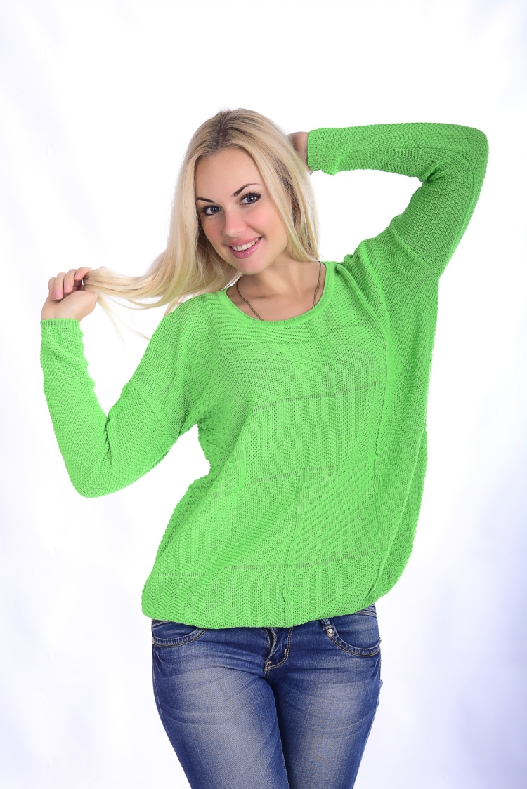 Салатного цвета свитер