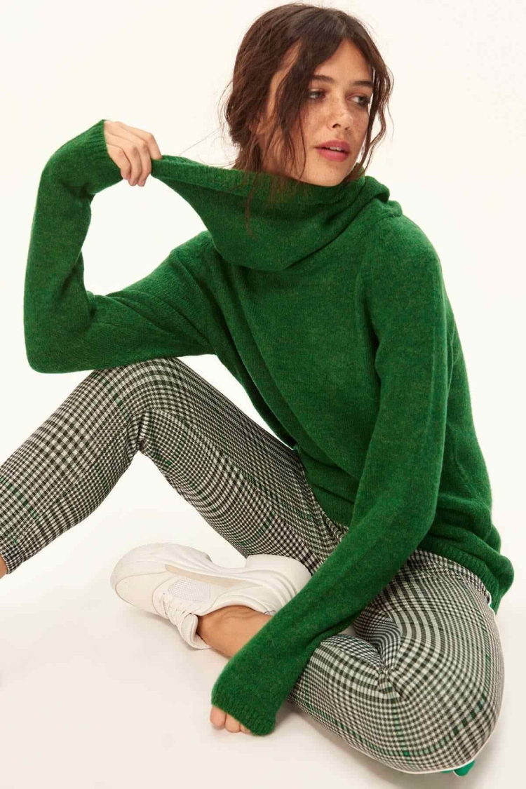 Зеленый свитер в дырочку