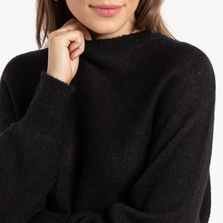 Модный черный свитер