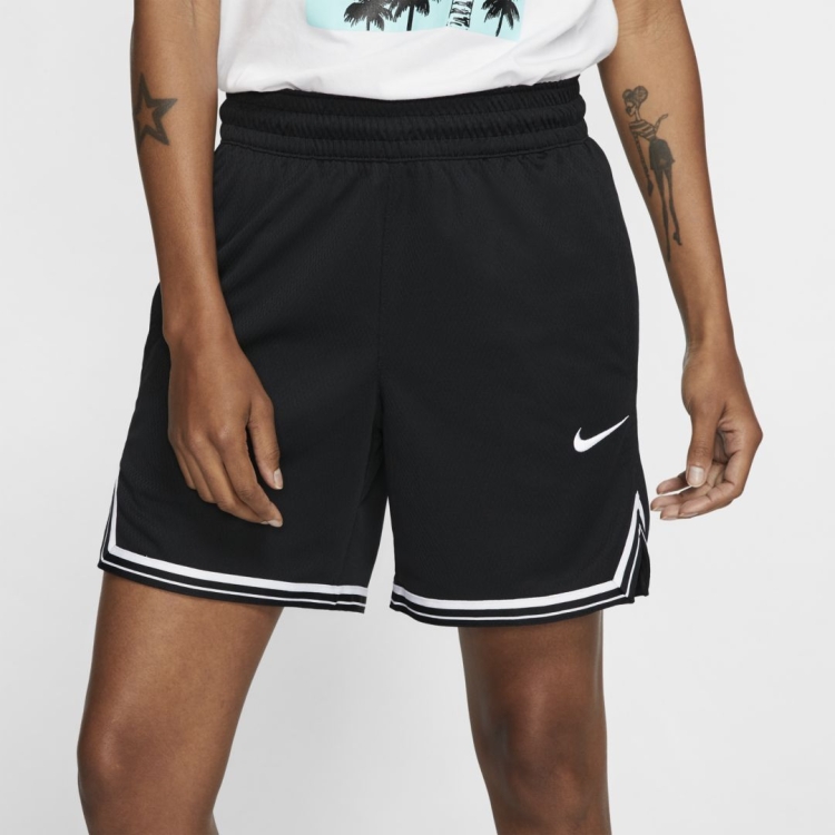 Баскетбольные шорты на девушке