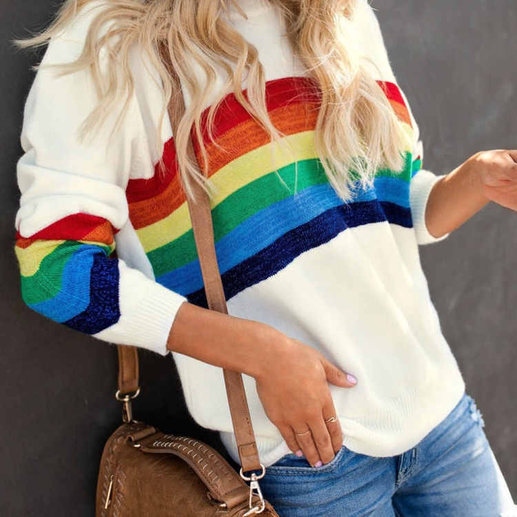 Разноцветные вязаные свитера