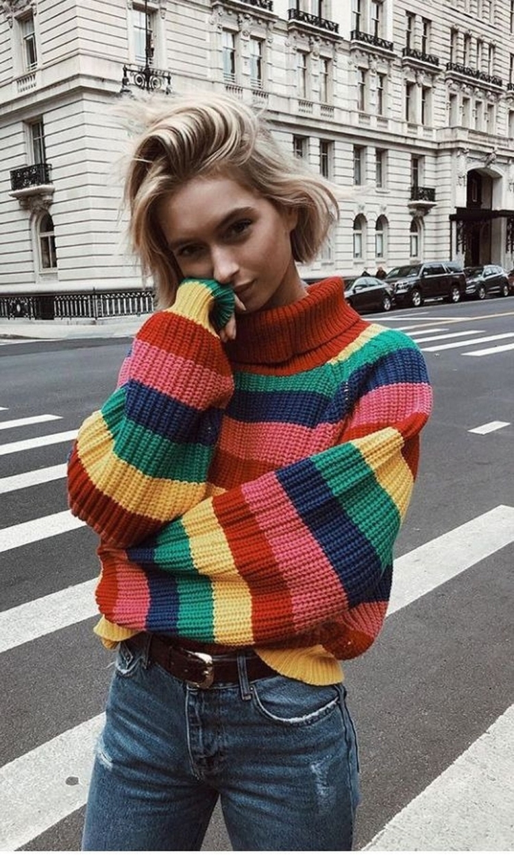 Разноцветный свитер в полоску