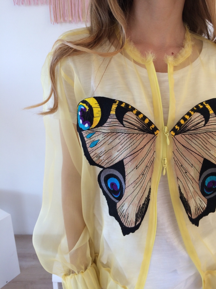 Вышивка бабочки на одежде