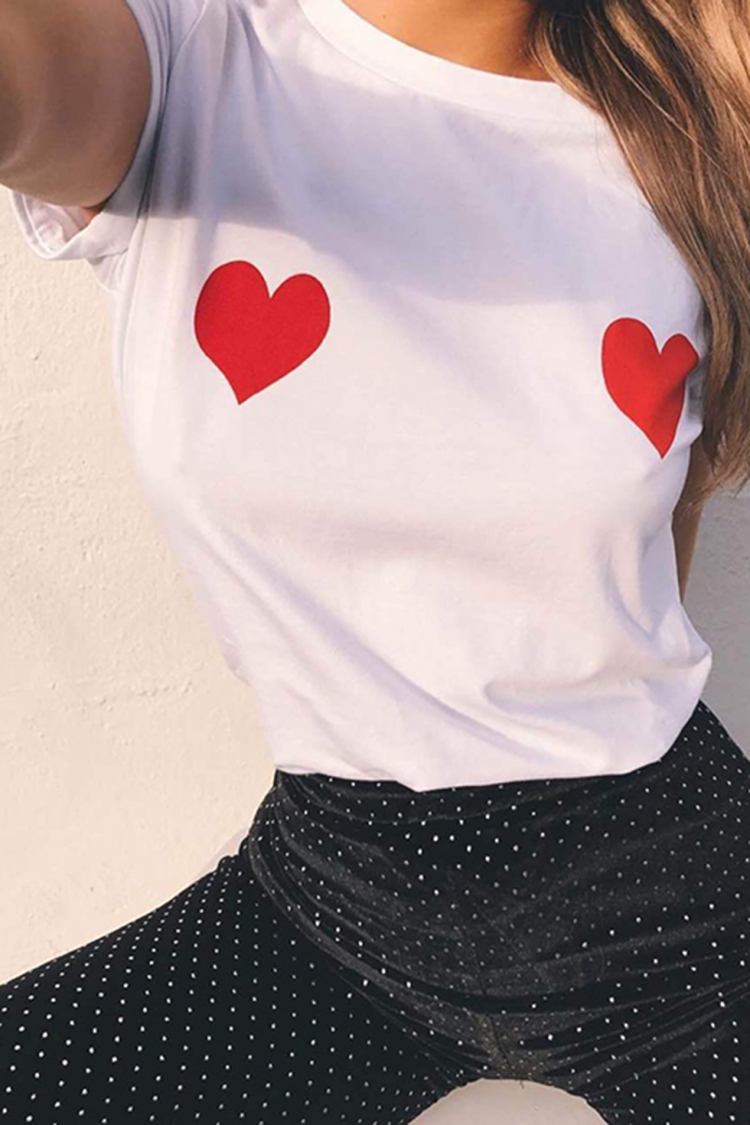 Модные женские футболки с сердцем