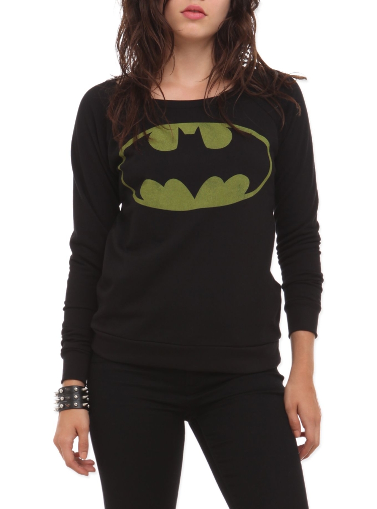 Девушка в футболке Бэтмена рисунок