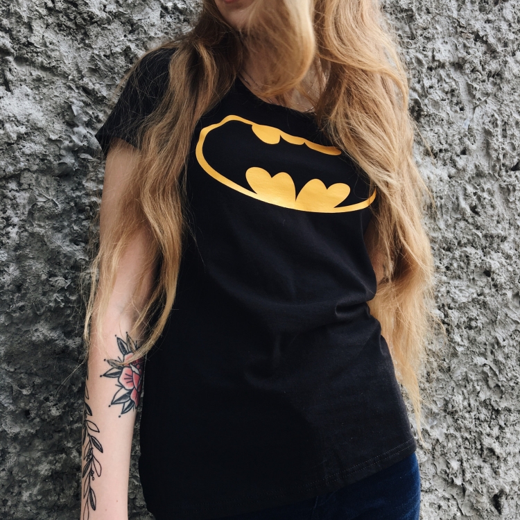 Картинки девушка в футболке Бэтмен